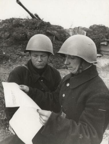 Зенитчики Фролов А. и Петров М. читают газету «Красный флот»