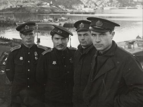Групповой портрет командиров торпедных катеров слева направо: М.Е. Притворов, П.П. Остряков, Л.С. Алексеев, А.И. Кисов. 