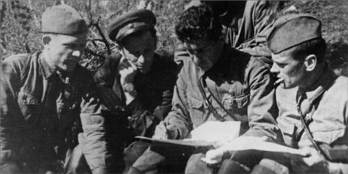 Командование партизанского отряда «Советский Мурман» в момент разработки боевой операции. 