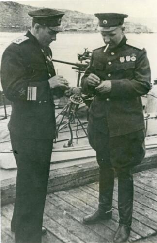 Командующий Северным флотом вице-адмирал А.Г. Головко и командующий 14-й армией генерал-лейтенант В.И. Щербаков в Полярном. 