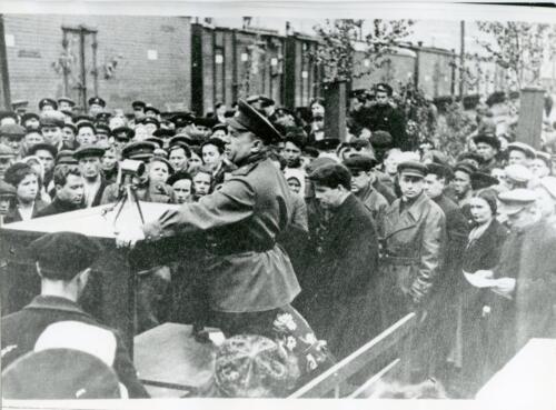  1-ый секретарь Мурманского обкома ВКП (б) М.И. Старостина выступает на митинге перед отправкой рыбы в блокадный Ленинград. 