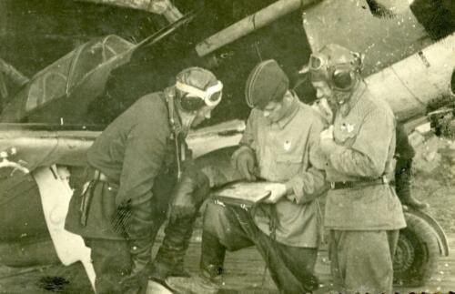 Командир 1-й эскадрильи 609-го истребительного авиационного полка капитан В.И. Беликов ставит боевую задачу